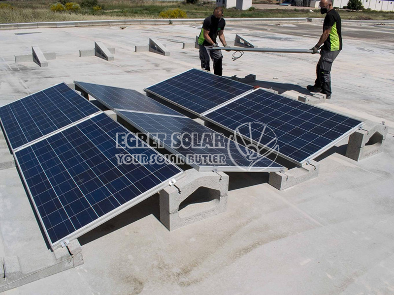 Sampeyan bisa nginstal panel solar ing atos madhep ing sisih wétan lan kulon carane surya